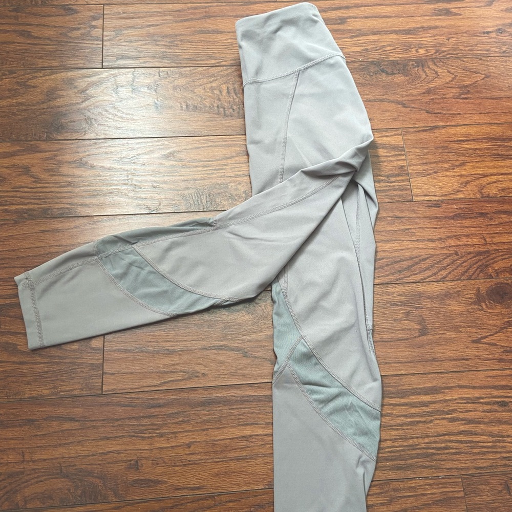 Light grey leggings